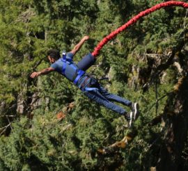 Pourquoi faire le saut à l'élastique pendant vos vacances