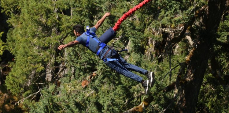 Pourquoi faire le saut à l'élastique pendant vos vacances